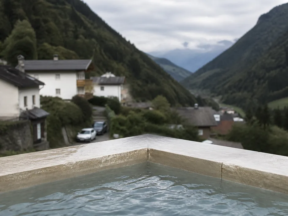 Beckenrand mit Blick in ein enges Tal, Hangneigung erkennbar