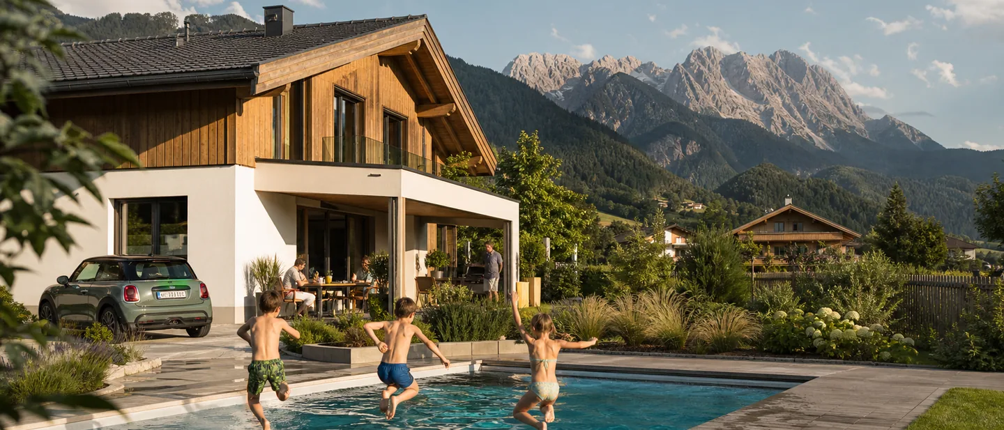 Kinder springen ins Becken vor Tiroler Bergkulisse