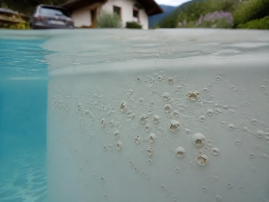 Flache Blasen unter der Gelcoat-Schicht einer geschädigten Beckenwand