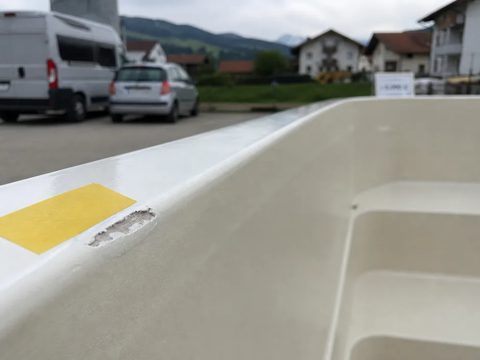 Nahaufnahme einer markierten Beschädigung am Rand eines Abverkaufsbeckens
